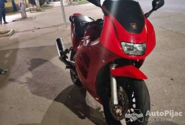 Suzuki RF600