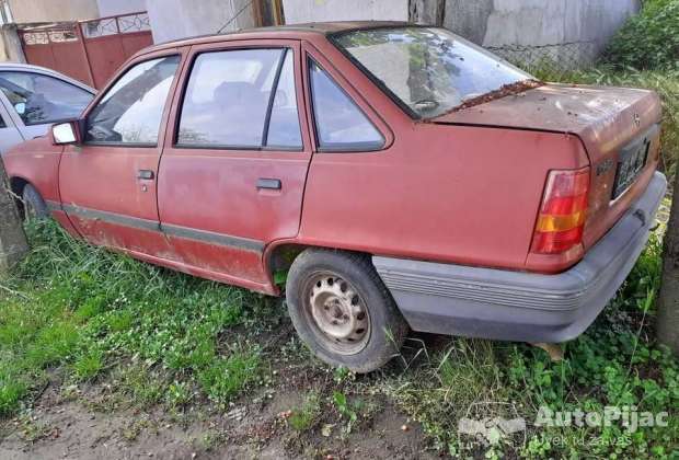 kadett_300e_1_polovni_automobili_autopijac.rs