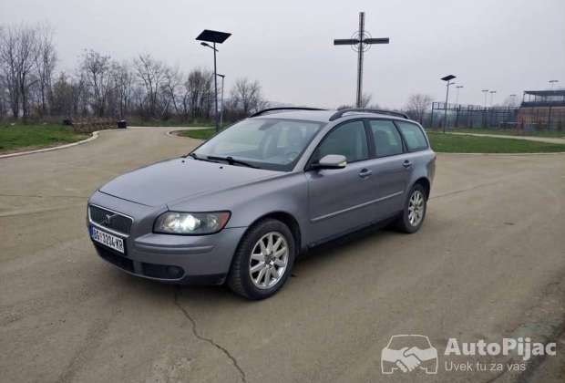 VOLVO V50 1.6 HDI 80KW 2005.GOD.SKORO REGISTROVAN 4 ZIMSKE GUME ODLICNE BEOGRAD
