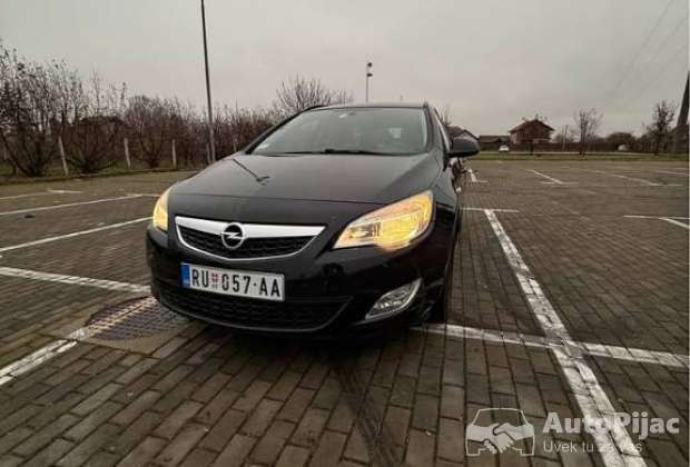 Opel Astra J 2012 god