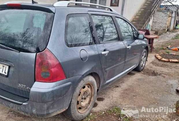 Auto je u dobro stanju istekla rigistraciha moge zamena za neki drigi auto uz moju doplatu
