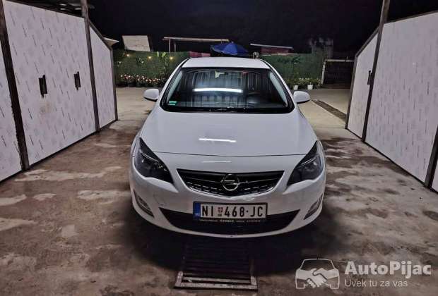 Prodajem opel astru j 2012 godiste 1.7cdti registrovana cele godine servisirana servisna knjiga top