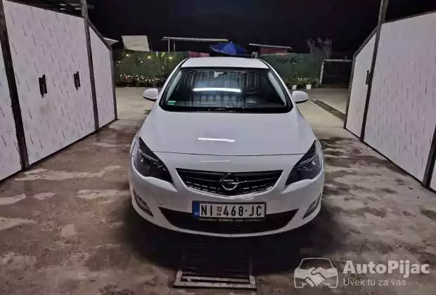 Prodajem opel astru j 2012 godiste 1.7cdti registrovana cele godine servisirana servisna knjiga top