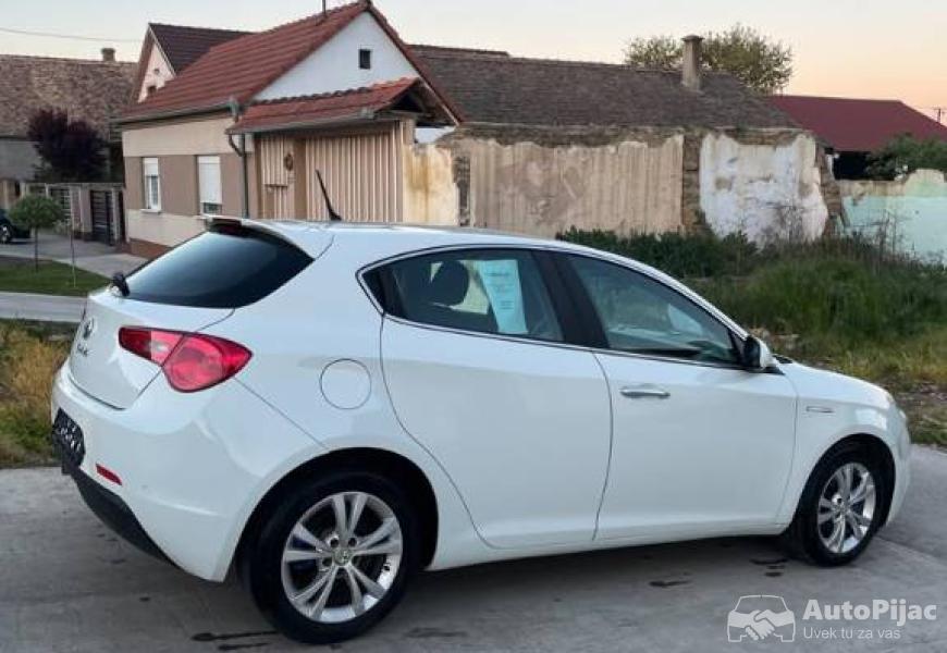 2013_alfa_romeo_giulietta_8_polovni_automobili_autopijac.rs