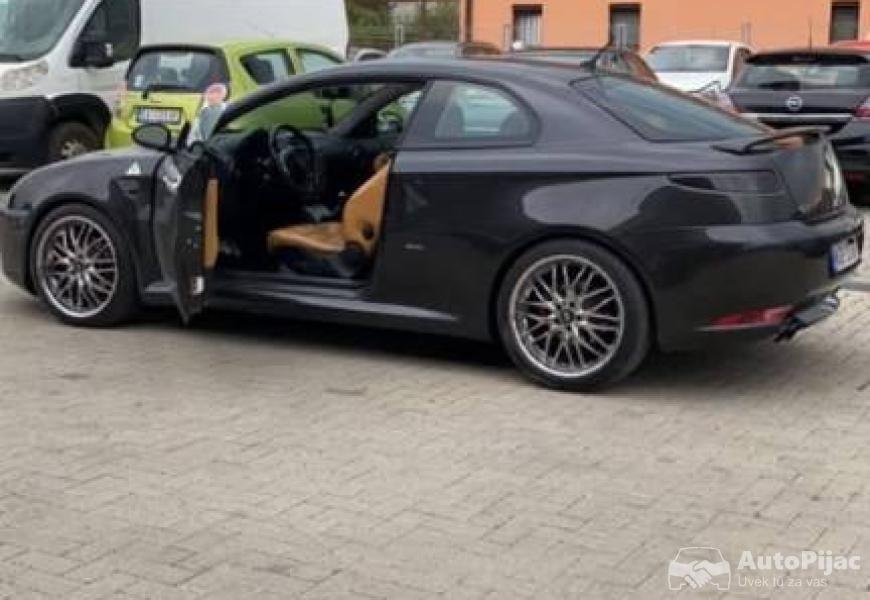 alfa_gt_8_polovni_automobili_autopijac.rs