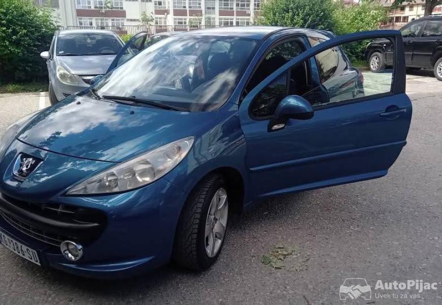 pezo_16_benzin_8_polovni_automobili_autopijac.rs
