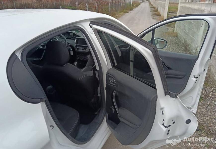 peugeot_208_benzin_2017_god_14_polovni_automobili_autopijac.rs