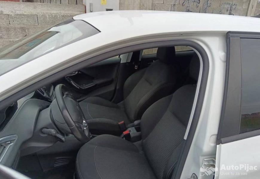 peugeot_208_benzin_2017_god_9_polovni_automobili_autopijac.rs