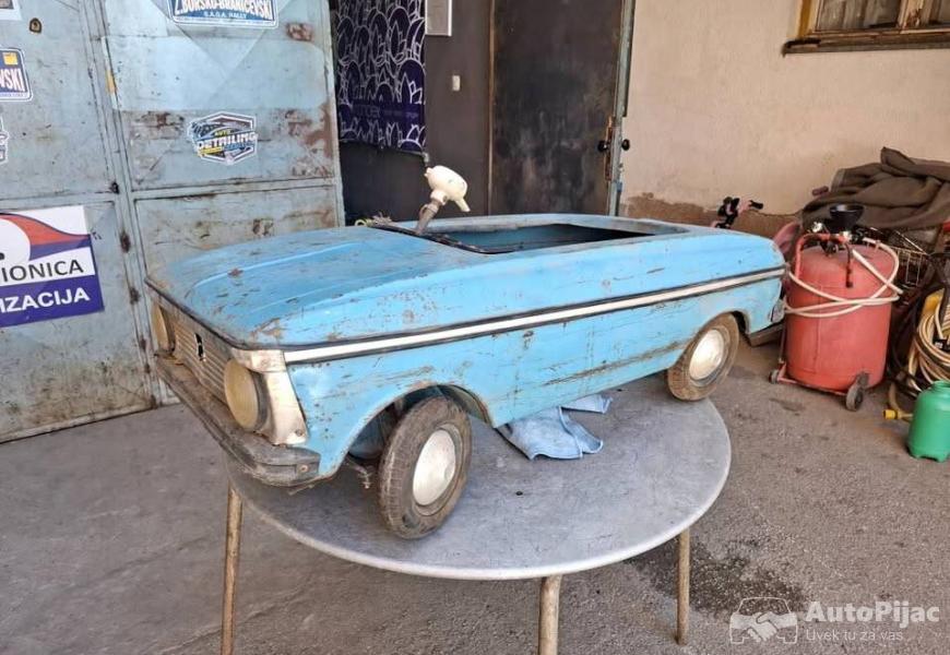 moskvic_na_pedale_1_polovni_automobili_autopijac.rs