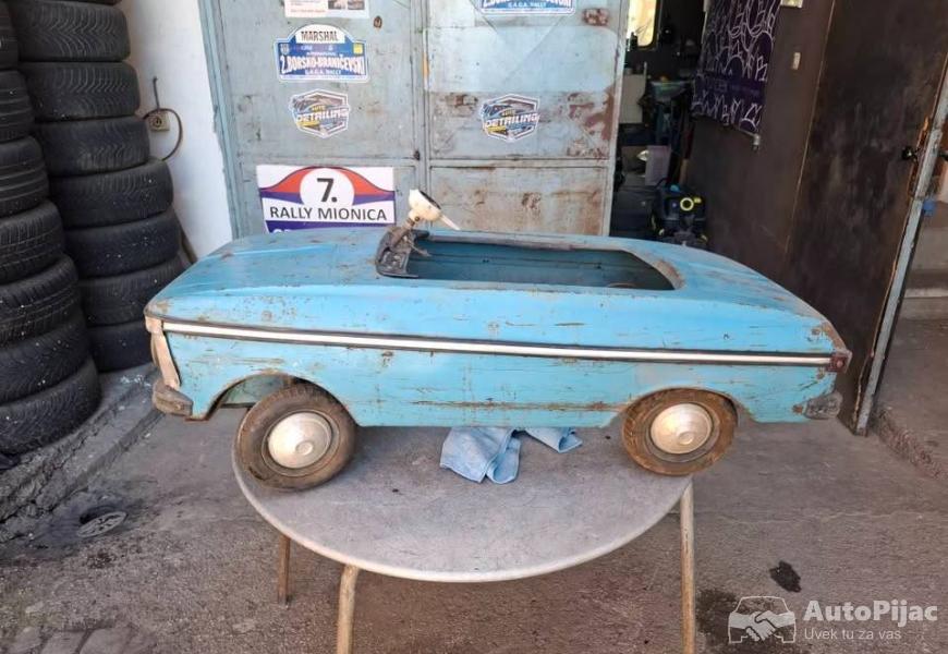 moskvic_na_pedale_3_polovni_automobili_autopijac.rs