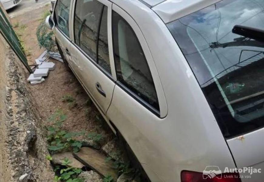 skoda_fabia_2002god_14_16v_delovi_3_polovni_automobili_autopijac.rs